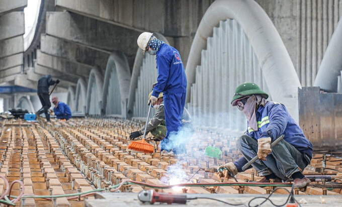 Công trình xây dựng cầu vòm sắt Linh Đàm vẫn còn ngổn ngang | Ảnh: GT