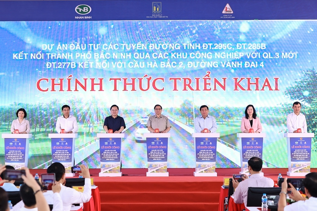 Thủ tướng Phạm Minh Chính cùng các đại biểu bấm nút khởi công dự án