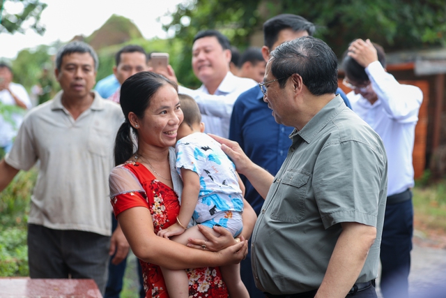 Thủ tướng đến thăm, thị sát làng nghề gạch, gốm Mang Thít nằm bên bờ sông - Ảnh: VGP/Nhật Bắc