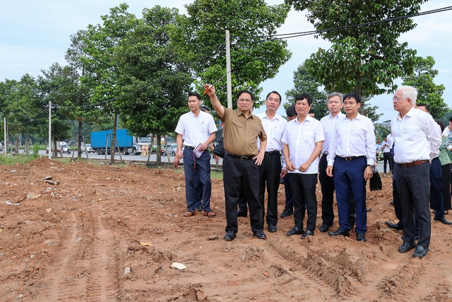 Thủ tướng thị sát dự án tuyến Vành đai 3 TPHCM đoạn qua địa bàn tỉnh Bình Dương - Ảnh: VGP/Nhật Bắc