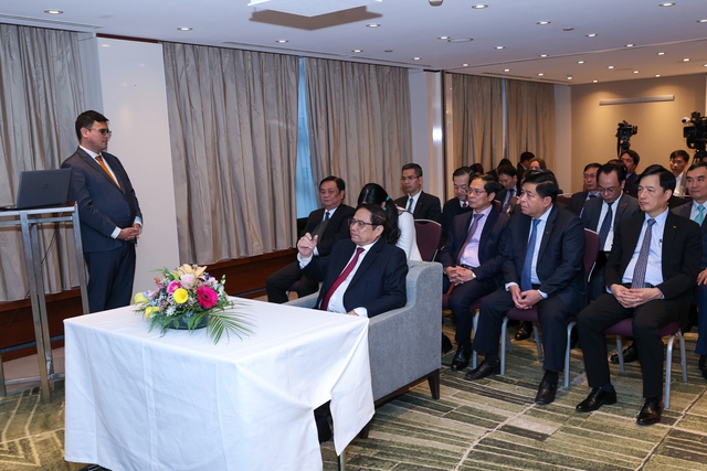 Thủ tướng Phạm Minh Chính làm việc, tìm hiểu về cảng Rotterdam - cảng lớn nhất châu Âu, được xem là cửa ngõ của châu Âu và là một trong những cảng bận rộn nhất thế giới - Ảnh: VGP/Nhật Bắc