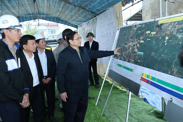 Thủ tướng lưu ý việc triển khai các dự án cao tốc cần đi theo hướng tuyến thẳng nhất, ngắn nhất có thể, không bám theo đường cũ hay khu dân cư. Qua đó, giảm được khâu giải phóng mặt bằng, hạn chế ảnh hưởng tới đời sống người dân, giảm chi phí, thời gian và tạo ra không gian phát triển mới - Ảnh: VGP/Nhật Bắc