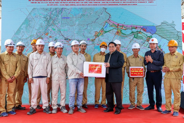 Thủ tướng biểu dương các cơ quan, đơn vị, đội ngũ cán bộ, công nhân đã làm việc với tinh thần 'xuyên Tết'.
