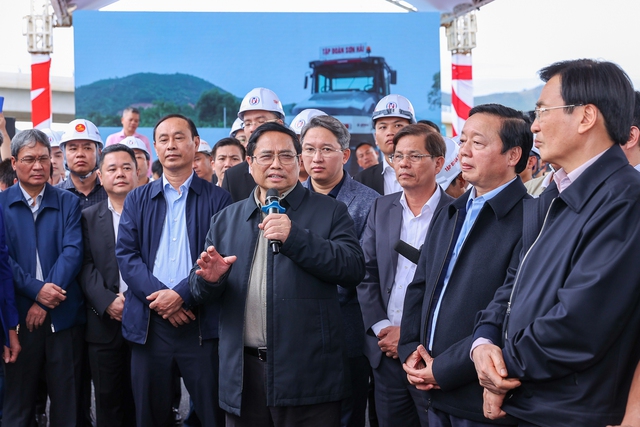 Thủ tướng chúc doanh nghiệp ngày càng phát triển theo hướng công nghệ cao, trở thành tập đoàn lớn, làm ăn có lãi trên tinh thần hài hòa lợi ích, chia sẻ rủi ro giữa Nhà nước, doanh nghiệp và người dân