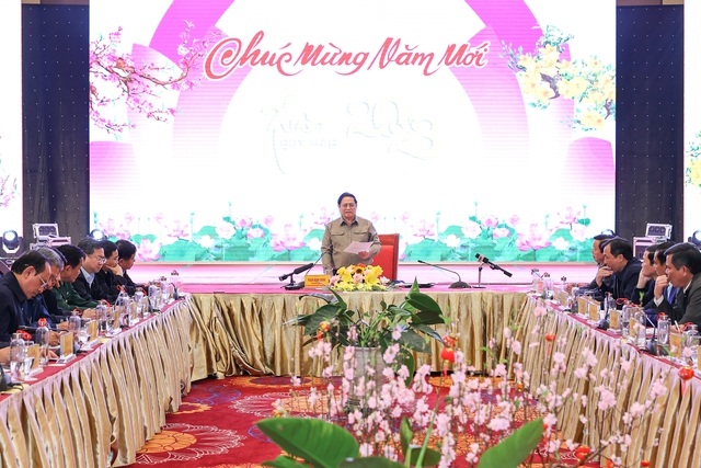 Thủ tướng một lần nữa lưu ý việc triển khai các dự án cao tốc cần đi theo hướng tuyến thẳng nhất, ngắn nhất có thể, không bám theo đường cũ hay khu dân cư, 'qua sông bắc cầu, qua đồng đổ đất, qua núi khoét núi' - Ảnh: VGP/Nhật Bắc