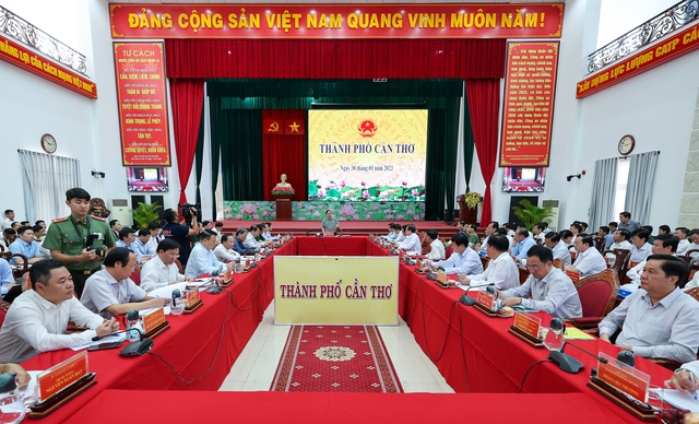Thủ tướng Phạm Minh Chính làm việc với các bộ, ngành, địa phương để kiểm điểm, đôn đốc tiến độ, tháo gỡ các khó khăn, vướng mắc của các dự án đường bộ cao tốc khu vực ĐBSCL - Ảnh: VGP/Nhật Bắc