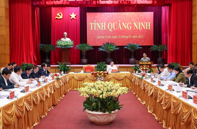 Thủ tướng đề nghị Quảng Ninh phát động và làm tốt 3 phong trào gắn với lợi ích chung và từng người: Phong trào bảo vệ môi trường; phong trào học ngoại ngữ để nâng cao sức cạnh tranh về lao động; phong trào chuyển đổi số - Ảnh: VGP/Nhật Bắc