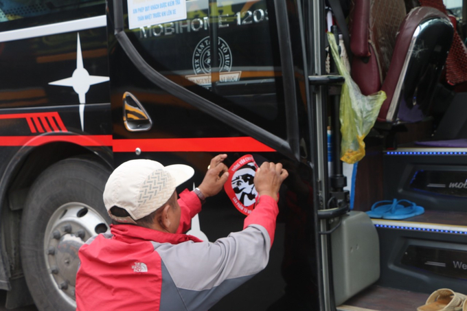 Các logo về bảo vệ động vật hoang dã được dán ngay lối lên xuống, hành khách có thể dễ dàng trông thấy