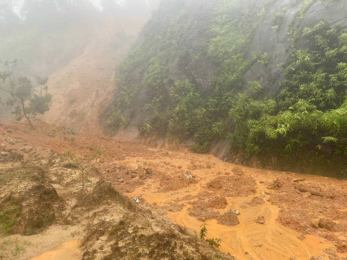 Sạt lở nghiêm trọng trên đường Hồ Chí Minh nhánh Tây