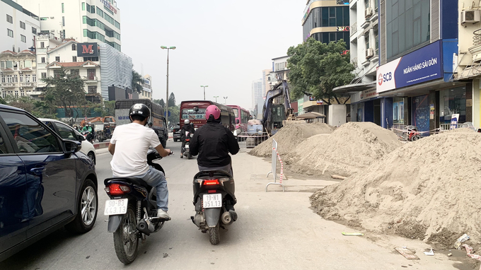 Theo luật sư, trong thời gian thi công dự án nếu xảy ra nguy hiểm cho người đi đường thì chủ đầu tư dự án, nhà thầu thi công chịu hoàn toàn trách nhiệm. Ảnh chụp ngày 29/11/2023.