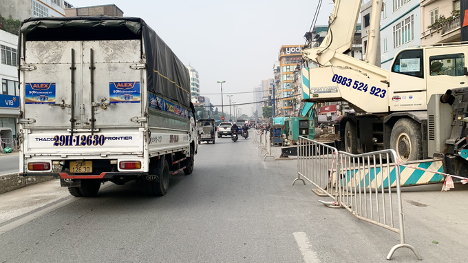 Phương tiện cảnh báo đặt sơ sài dẫn đến mất an toàn. Ảnh chụp ngày 29/11/2023.