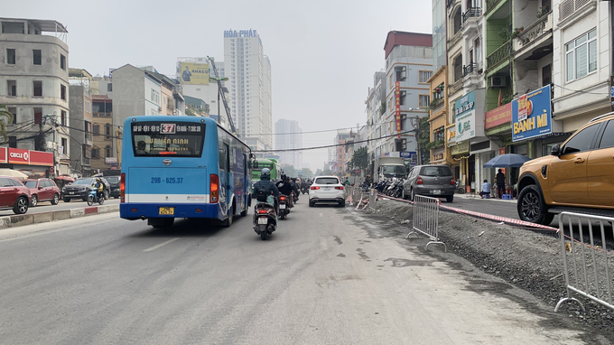 Vật liệu tập vẫn được kết dưới lòng đường gây nhiều phiền toại cho người đi đường. Ảnh chụp ngày 29/11/2023.