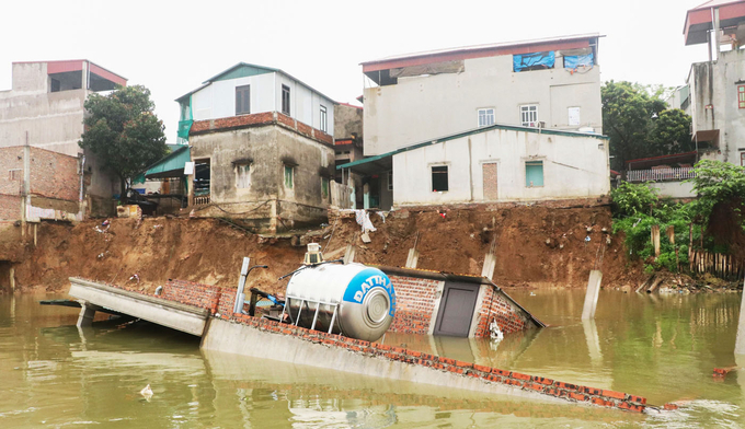 căn nhà bị sông Cầu 'nuốt chửng'.