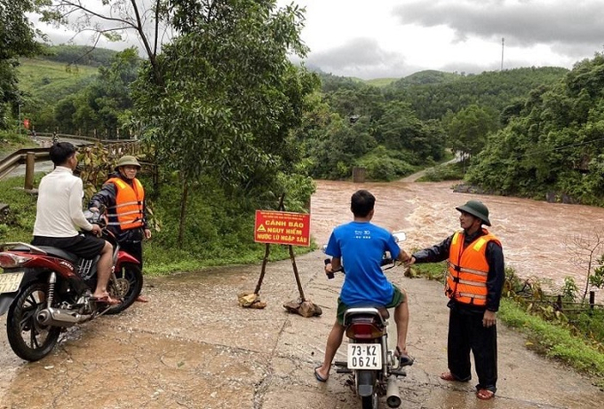 Lực lượng chức năng cắm biển cảnh báo, bố trí người túc trực tại khu vực nguy hiểm