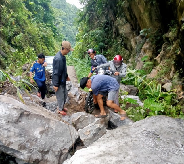Tuyến đường bị tắc khiến người dân và các phương tiện không thể qua lại