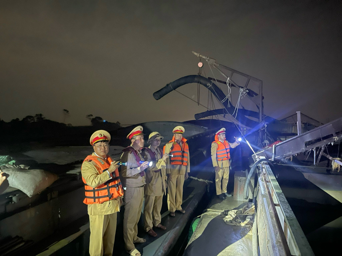 Lực lượng chức năng bắt quả tang phương tiện vi phạm