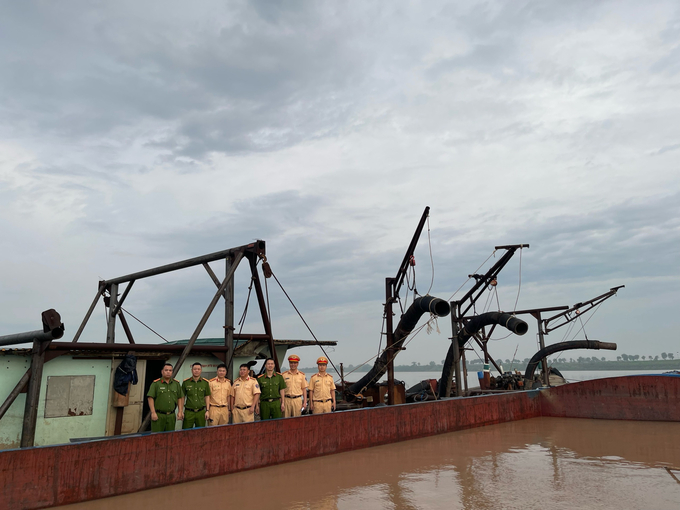 Tàu cát bị bắt giữ