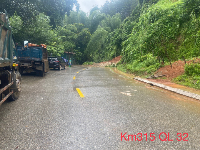 Mưa lớn gây sạt lở trên QL.32