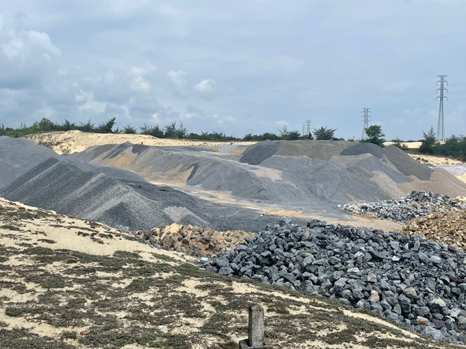 Bãi tập kết trái phép tồn tại nhiều năm nhưng không bị xử lý.