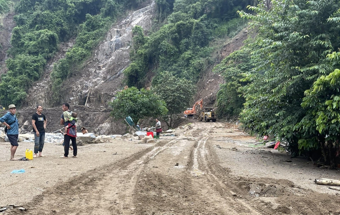 Mưa lớn gây sạt lở trên QL.32, đoạn qua tỉnh Yên Bái