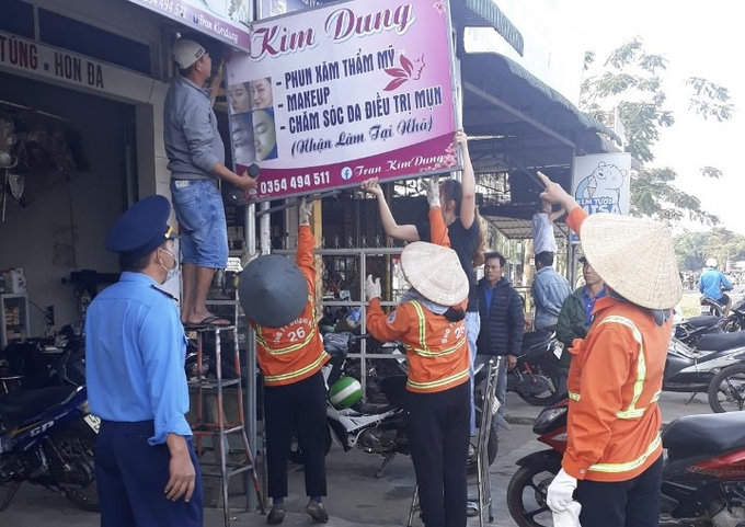 Các biển quảng cáo vi phạm bị tháo dỡ