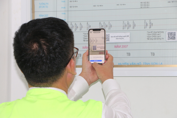Thành viên Ban giám khảo quét mã QR kiểm tra hồ sơ tuyến