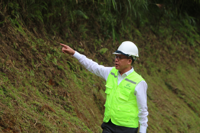 Ông Nguyễn Việt Hưng - Chủ tịch Công đoàn cục ĐBVN, trưởng ban giám khảo kiểm tra công tác duy tu tại khúc cua chữ S, QL.6