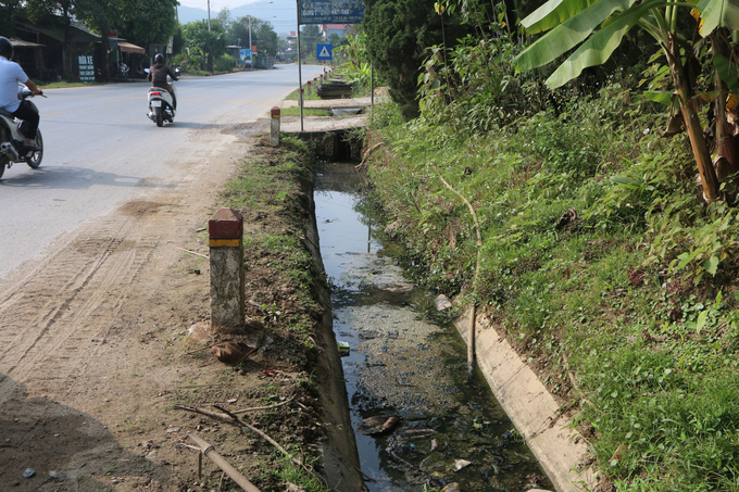 Nhiều đoạn nước đọng không thoát được.