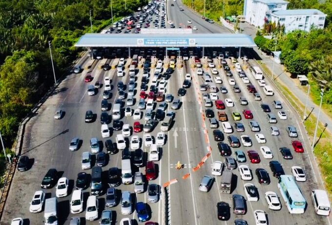 Cao tốc duy nhất kết nối các tỉnh Đông Nam Bộ là tuyến TP HCM - Long Thành - Dầu Giây với lưu lượng xe trung bình vào các ngày cuối tuần lên đến 40.000 - 43.000 lượt, cao tốc này đang quá tải và thường bị ùn tắc