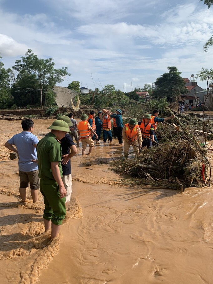 'Công an huyện Lục Ngạn tích cực phối hợp với các nhà trường hỗ trợ nhân lực để khắc phục hậu quả do lũ quét gây ra như: dọn dẹp sách vở, đồ dùng giảng dạy, học tập; vệ sinh sạch sẽ sân trường, lớp học để sớm đón các em học sinh trở lại trường. Đồng thời tiếp tục huy động cán bộ, chiến sỹ tham gia bảo đảm an ninh trật tự, trật tự an toàn giao thông, phân luồng, phân tuyến và hỗ trợ di dời, giúp nhân dân giảm thiểu thiệt hại' - Giám đốc Công an tỉnh Bắc Giang Nguyễn Quốc Toản nói.
