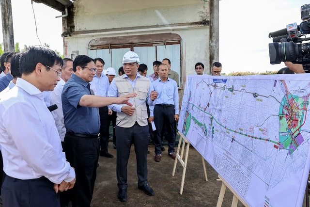Thủ tướng khảo sát công tác giải phóng mặt bằng tuyến cao tốc Cần Thơ - Cà Mau, điểm đầu cao tốc Bắc -Nam đoạn qua địa bàn tỉnh Bạc Liêu. Ảnh: VGP/Nhật Bắc