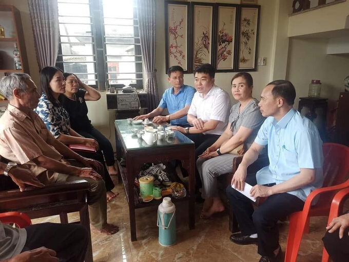 Lãnh đạo thị xã Quảng Yên đến thăm hỏi các gia đình nạn nhân và hỗ trợ mỗi trường hợp 20 triệu đồng. Ảnh: Lê Dũng