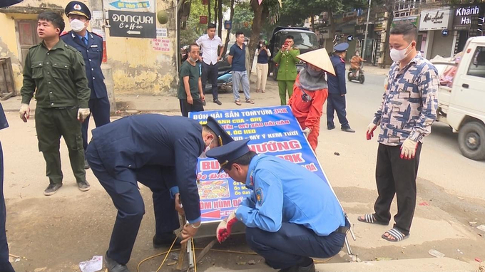 Bảng biển quảng cáo bị lực lượng chức năng thu giữ do lấn chiếm hành lang giao thông đường bộ