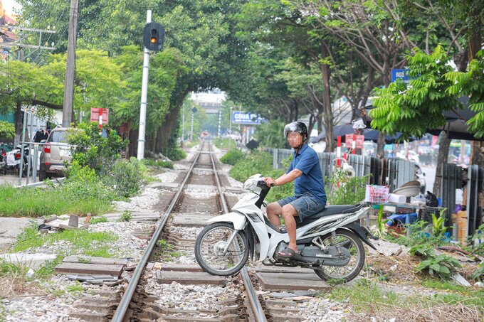 Bộ Giao thông vận tải đề nghị các tỉnh có đường sắt đi qua bố trí kinh phí làm hàng rào, đường gom, xóa lối đi tự mở qua đường sắt. Ảnh Internet