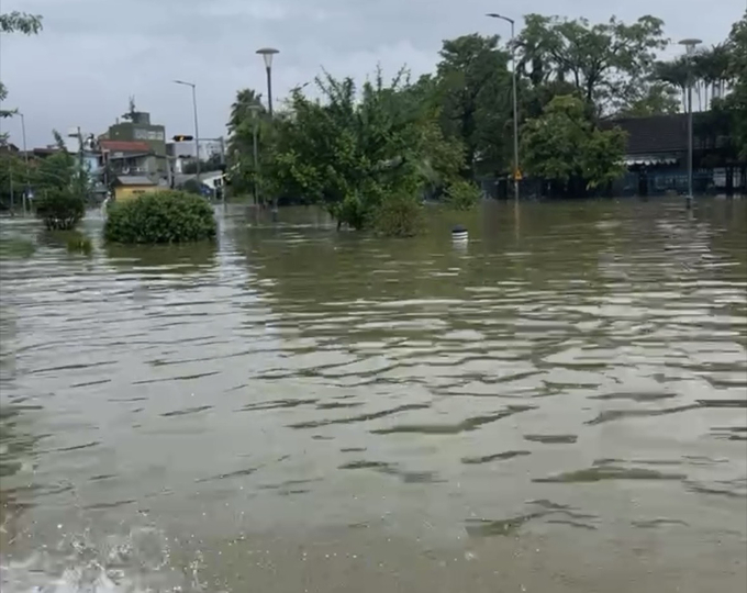 Đường phố biến thành sông.