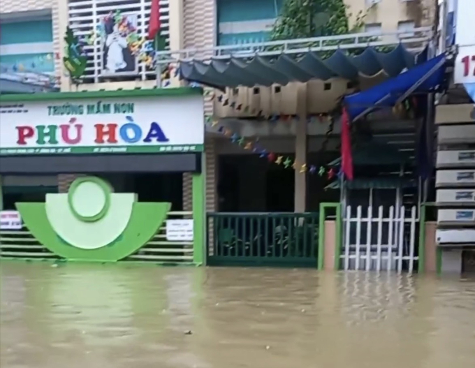 Do diễn biến mưa lũ phức tạp, Sở GD&ĐT Thừa Thiên Huế thông báo cho học sinh toàn tỉnh tiếp tục nghỉ học vào ngày mai (16/11).