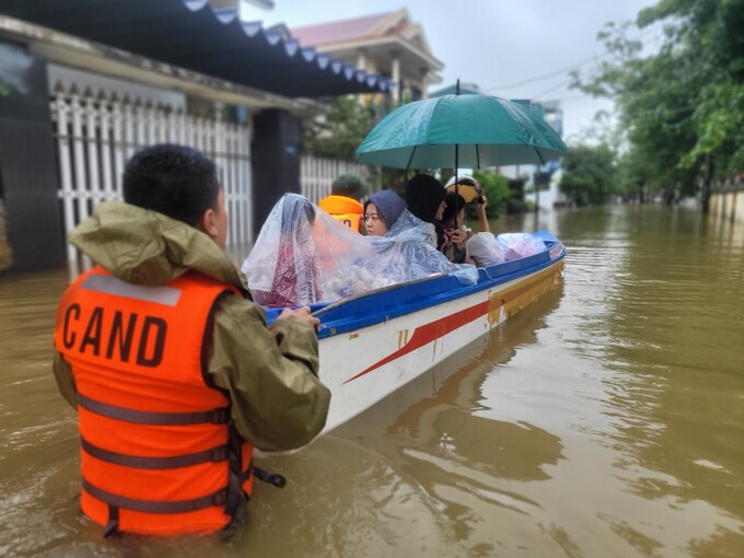 Lực lựng công an tỉnh Thừa Thiên Huế đưa người dân đến nơi an toàn.