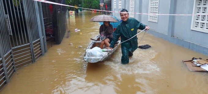 Lực lượng cứu hộ dùng thuyền di chuyển các hộ dân bị ngập sâu tới nơi an toàn.
