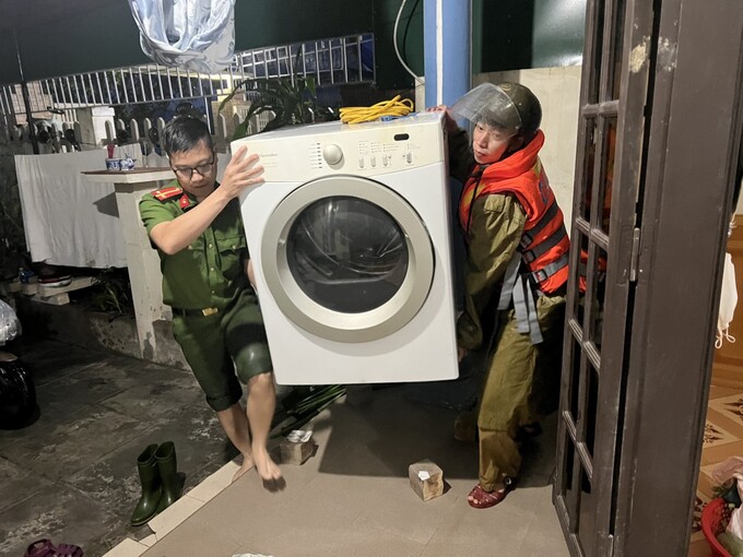 Giúp người dân dọn đồ đạc.