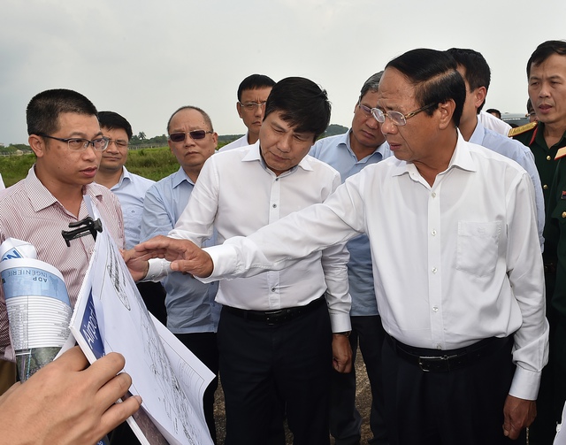 Phó Thủ tướng đã đi thị sát khu vực phía Bắc Cảng Hàng không quốc tế Nội Bài - Ảnh VGP/Đức Tuân