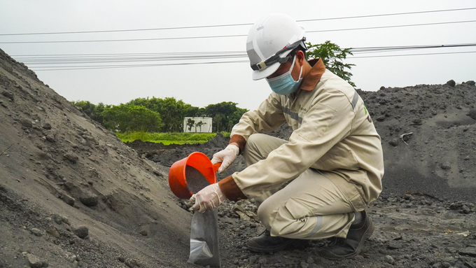 Lực lượng chức năng đã thuê đơn vị quan trắc, đo khối lượng chất thải.