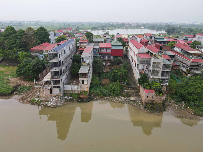 Việc người dân tự ý xây nhà trên mái đê dọc tuyến sông Cầu đã gây ảnh hưởng rất lớn tới hành lang thoát lũ.