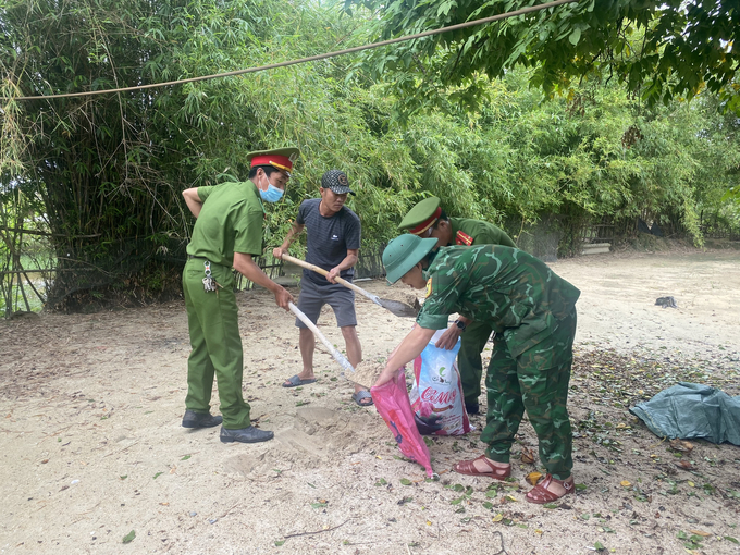 Các chiến sĩ công an đang khẩn trương giúp người dân gia cố lại nhà cửa, chủ động ứng phó với siêu bão.
