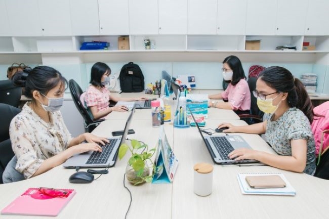 Nhiều nhân viên văn phòng ở lại cơ quan tránh tắc đường khi trời mưa. Ảnh minh hoạ