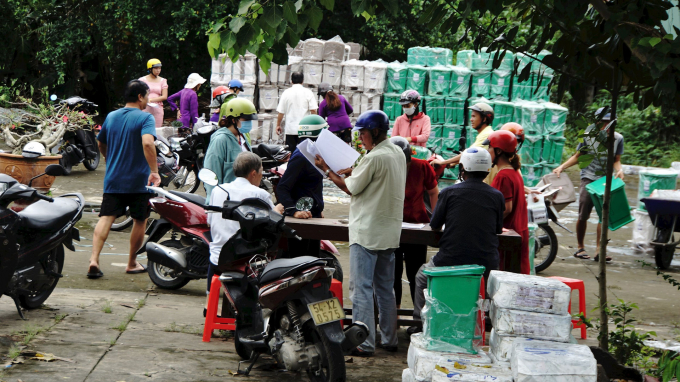 Phát các thùng rác cho hộ gia đình tại Phường 3