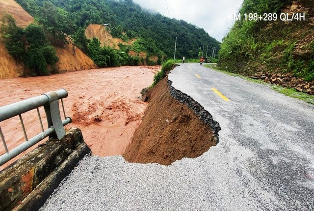 Sạt lở tại Km198+289 Quốc lộ 4H, địa phận Bản Tè Xá, xã Mù Cả, huyện Mường Tè, tỉnh Lai Châu
