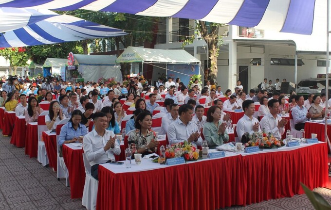 Đông đảo các đại biểu, lãnh đạo Sở, ban, ngành liên quan tới tham gia Ngày hội Môi trường