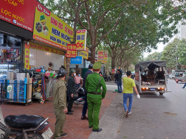 Các vi phạm về trật tự đô thị được xử lí với phương châm: “giành lại vỉa hè phong quang, sạch đẹp cho người đi bộ”.