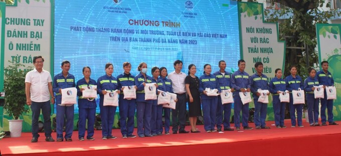 Đại diện phòng Tài nguyên & Môi trường tặng quà cho một số công nhân thuộc Xí nghiệp Môi trường Cẩm Lệ 1