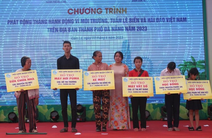 Các hộ Hội viên phụ nữ Quận Cẩm Lệ nhận hỗ trợ từ Hội liên hiệp Phụ nữ Quận